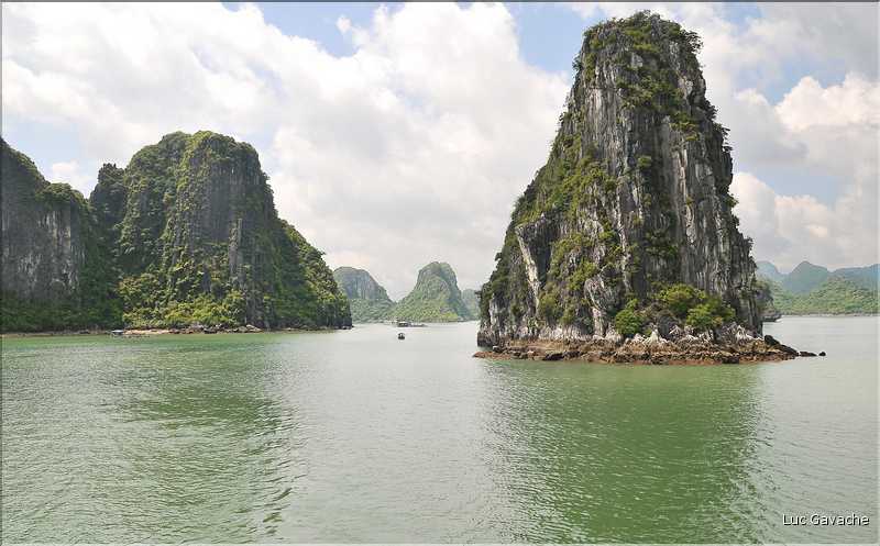 9 La baie d'Halong est composée de près de 2.000 îles sillonnées par des bateaux de pêcheurs, etc. (82)
