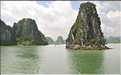 9 La baie d'Halong est composée de près de 2.000 îles sillonnées par des bateaux de pêcheurs, etc. (82)