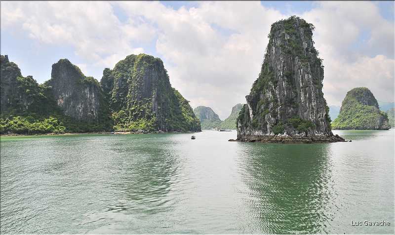 9 La baie d'Halong est composée de près de 2.000 îles sillonnées par des bateaux de pêcheurs, etc. (83)