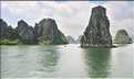 9 La baie d'Halong est composée de près de 2.000 îles sillonnées par des bateaux de pêcheurs, etc. (83)