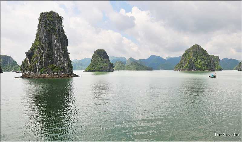 9 La baie d'Halong est composée de près de 2.000 îles sillonnées par des bateaux de pêcheurs, etc. (84)
