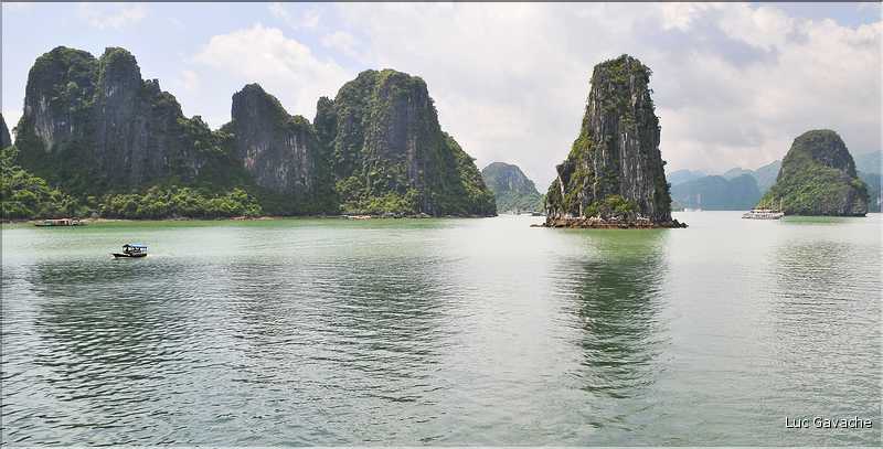 9 La baie d'Halong est composée de près de 2.000 îles sillonnées par des bateaux de pêcheurs, etc. (85)
