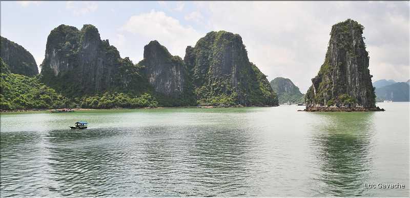9 La baie d'Halong est composée de près de 2.000 îles sillonnées par des bateaux de pêcheurs, etc. (86)