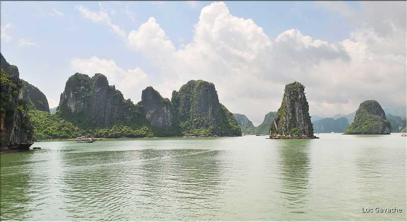 9 La baie d'Halong est composée de près de 2.000 îles sillonnées par des bateaux de pêcheurs, etc. (87)