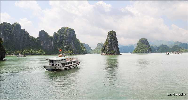9 La baie d'Halong est composée de près de 2.000 îles sillonnées par des bateaux de pêcheurs, etc. (88)