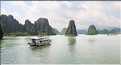 9 La baie d'Halong est composée de près de 2.000 îles sillonnées par des bateaux de pêcheurs, etc. (88)