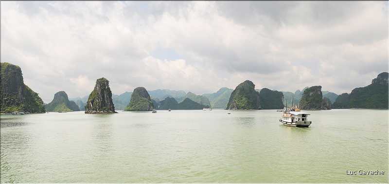 9 La baie d'Halong est composée de près de 2.000 îles sillonnées par des bateaux de pêcheurs, etc. (89)