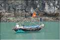 9 La baie d'Halong est composée de près de 2.000 îles sillonnées par des bateaux de pêcheurs, etc. (91)