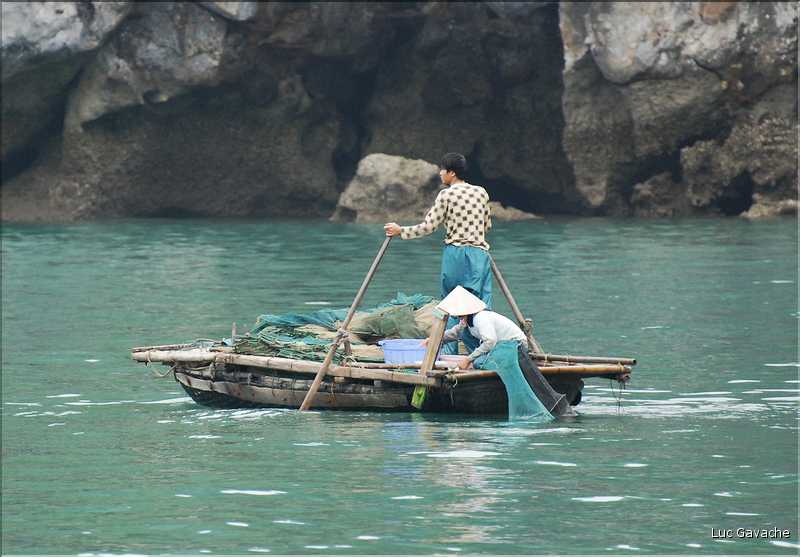 9 La baie d'Halong est composée de près de 2.000 îles sillonnées par des bateaux de pêcheurs, etc. (92)