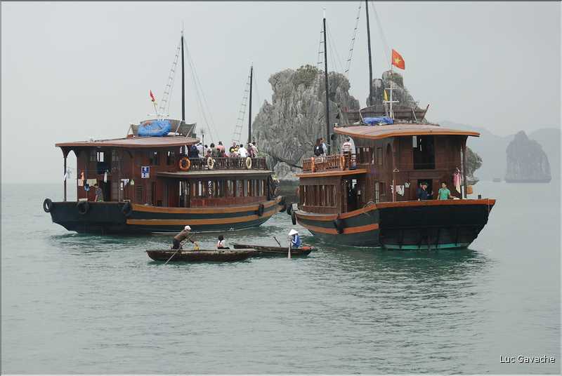9 La baie d'Halong est composée de près de 2.000 îles sillonnées par des bateaux de pêcheurs, etc. (97)