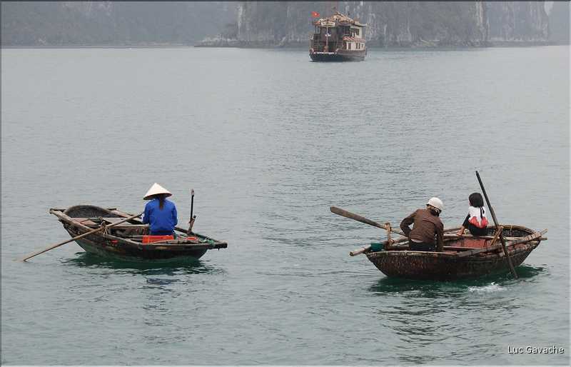 9 La baie d'Halong est composée de près de 2.000 îles sillonnées par des bateaux de pêcheurs, etc. (98)