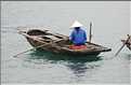9 La baie d'Halong est composée de près de 2.000 îles sillonnées par des bateaux de pêcheurs, etc. (99)