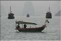9 La baie d'Halong est composée de près de 2.000 îles sillonnées par des bateaux de pêcheurs, etc. (102)