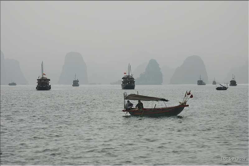 9 La baie d'Halong est composée de près de 2.000 îles sillonnées par des bateaux de pêcheurs, etc. (104)
