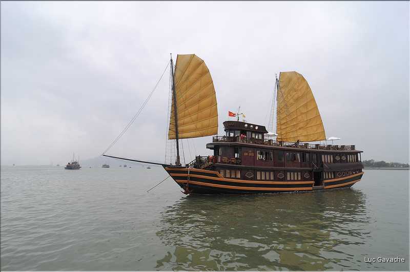 9 La baie d'Halong est composée de près de 2.000 îles sillonnées par des bateaux de pêcheurs, etc. (105)
