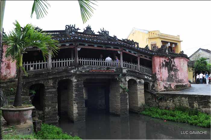 Le pont Japonais, construit  au XVI ème siècle, reliait le quartier chinois au quartier japonais. (8)