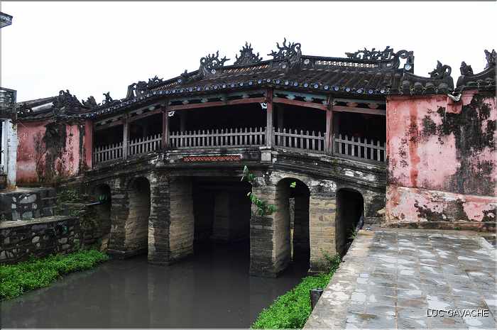 Le pont Japonais, construit  au XVI ème siècle, reliait le quartier chinois au quartier japonais. (9)
