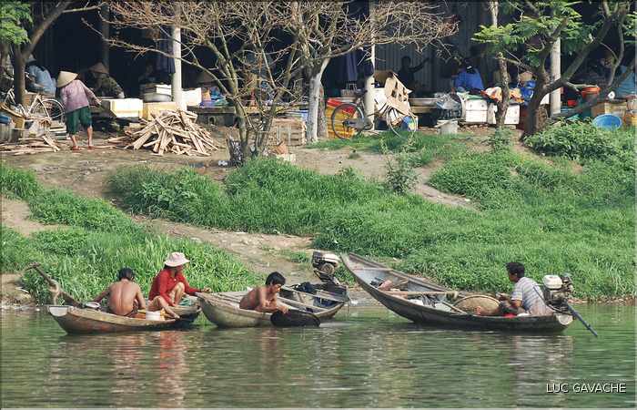 La rivière des parfuns coule dans l'ancienne capitale impériale d'Hué. (18)