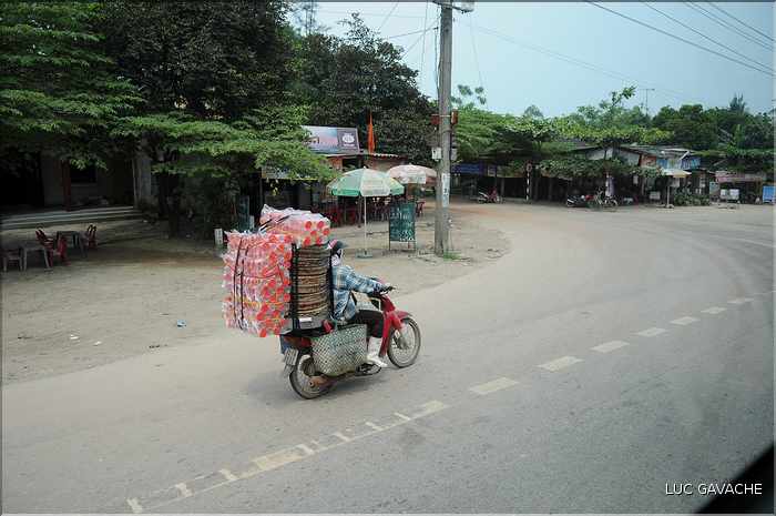 Scène de vie sur la route Hué - Danang. (5)