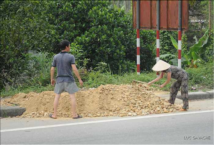 Scène de vie sur la route Hué - Danang. (6)