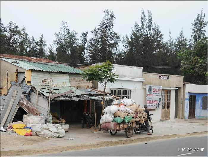 Scène de vie sur la route Hué - Danang. (10)