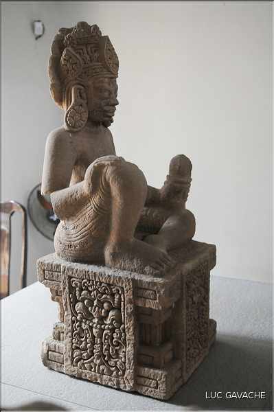 Venu d'Inde, le royaume du Champa qui s'installa au Viêtnam entre le II et le XVII ème, nous légua de magnifiques sculptures. (7)