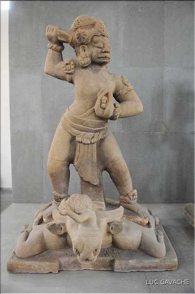 Venu d'Inde, le royaume du Champa qui s'installa au Viêtnam entre le II et le XVII ème, nous légua de magnifiques sculptures. (10)