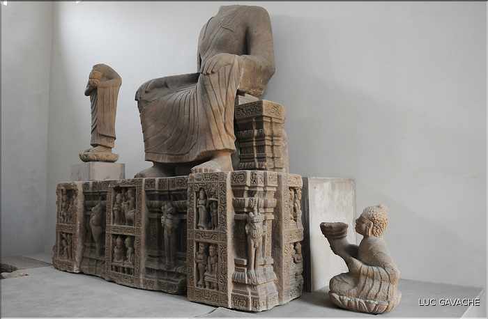 Venu d'Inde, le royaume du Champa qui s'installa au Viêtnam entre le II et le XVII ème, nous légua de magnifiques sculptures. (16)