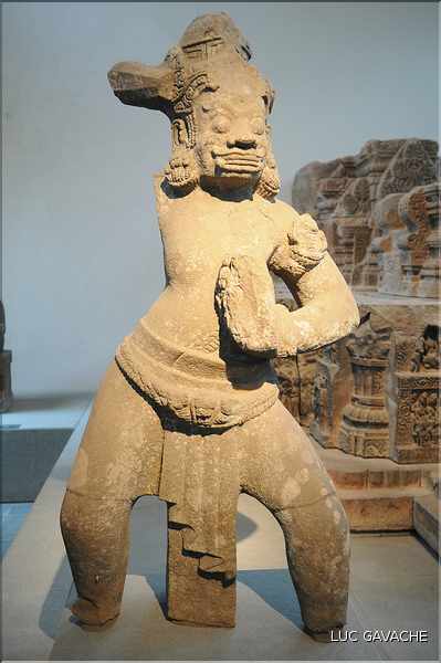 Venu d'Inde, le royaume du Champa qui s'installa au Viêtnam entre le II et le XVII ème, nous légua de magnifiques sculptures. (17)