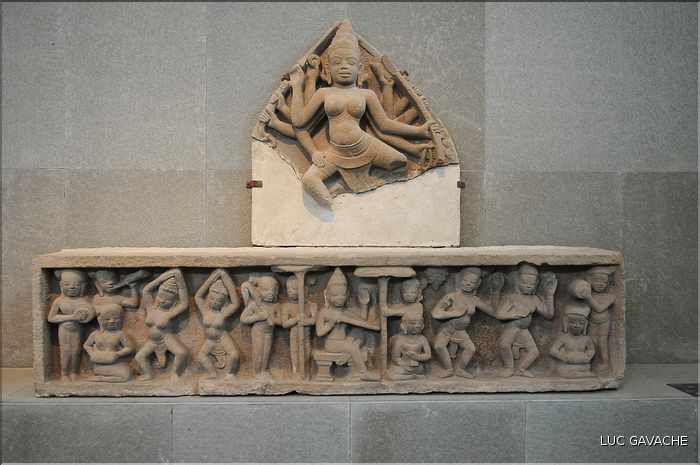 Venu d'Inde, le royaume du Champa qui s'installa au Viêtnam entre le II et le XVII ème, nous légua de magnifiques sculptures. (24)