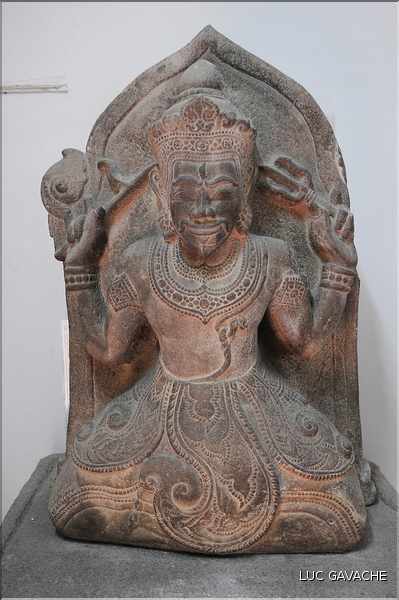 Venu d'Inde, le royaume du Champa qui s'installa au Viêtnam entre le II et le XVII ème, nous légua de magnifiques sculptures. (25)