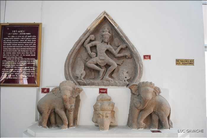 Venu d'Inde, le royaume du Champa qui s'installa au Viêtnam entre le II et le XVII ème, nous légua de magnifiques sculptures. (28)