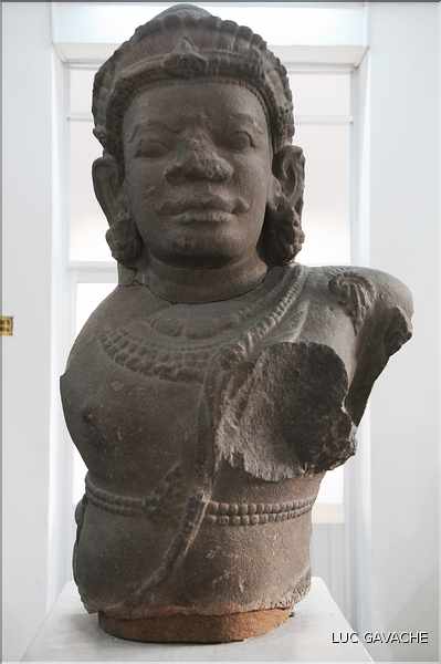 Venu d'Inde, le royaume du Champa qui s'installa au Viêtnam entre le II et le XVII ème, nous légua de magnifiques sculptures. (29)