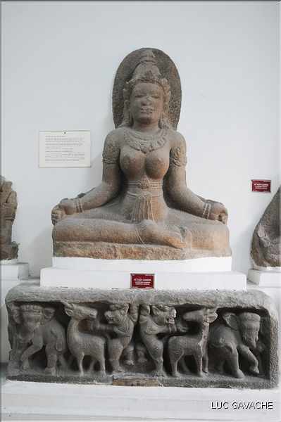 Venu d'Inde, le royaume du Champa qui s'installa au Viêtnam entre le II et le XVII ème, nous légua de magnifiques sculptures. (30)
