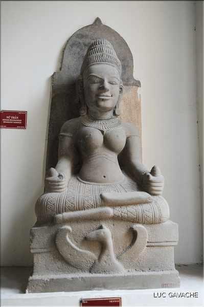 Venu d'Inde, le royaume du Champa qui s'installa au Viêtnam entre le II et le XVII ème, nous légua de magnifiques sculptures. (31)