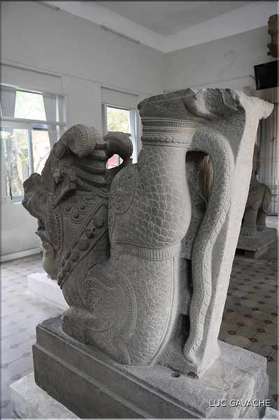 Venu d'Inde, le royaume du Champa qui s'installa au Viêtnam entre le II et le XVII ème, nous légua de magnifiques sculptures. (35)