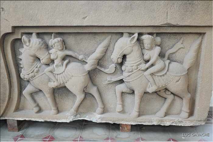 Venu d'Inde, le royaume du Champa qui s'installa au Viêtnam entre le II et le XVII ème, nous légua de magnifiques sculptures. (38)