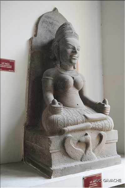 Venu d'Inde, le royaume du Champa qui s'installa au Viêtnam entre le II et le XVII ème, nous légua de magnifiques sculptures. (39)