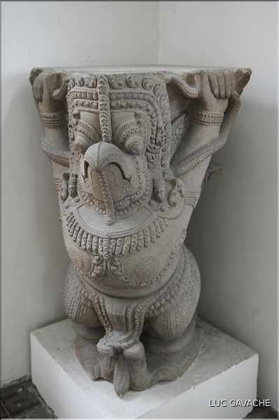 Venu d'Inde, le royaume du Champa qui s'installa au Viêtnam entre le II et le XVII ème, nous légua de magnifiques sculptures. (42)