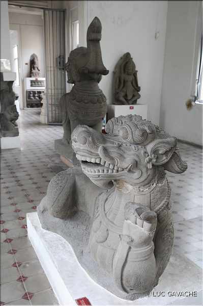 Venu d'Inde, le royaume du Champa qui s'installa au Viêtnam entre le II et le XVII ème, nous légua de magnifiques sculptures. (44)