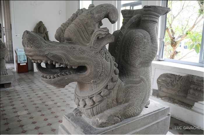 Venu d'Inde, le royaume du Champa qui s'installa au Viêtnam entre le II et le XVII ème, nous légua de magnifiques sculptures. (45)