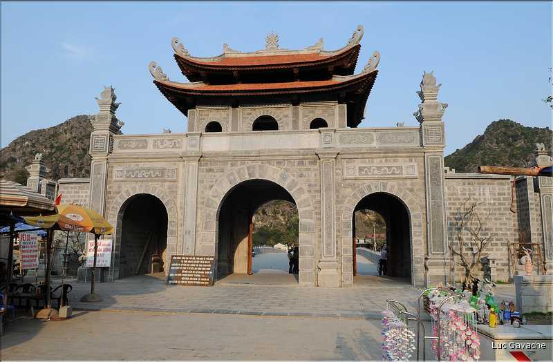 Porte d'entrée des temples des dynasties Dinh et Le. (2)