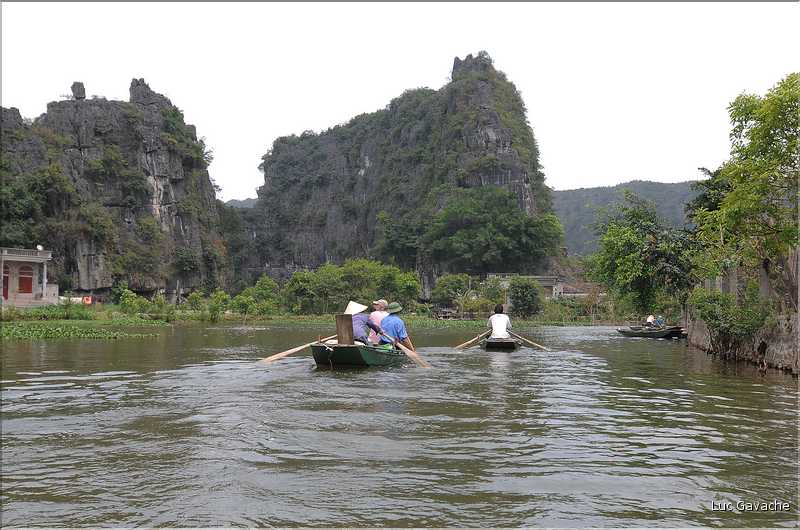 La baie d'Halong terrestre est parsemée de pitons calcaires, de grottes, de rizières, de scènes de vie, etc... (1)