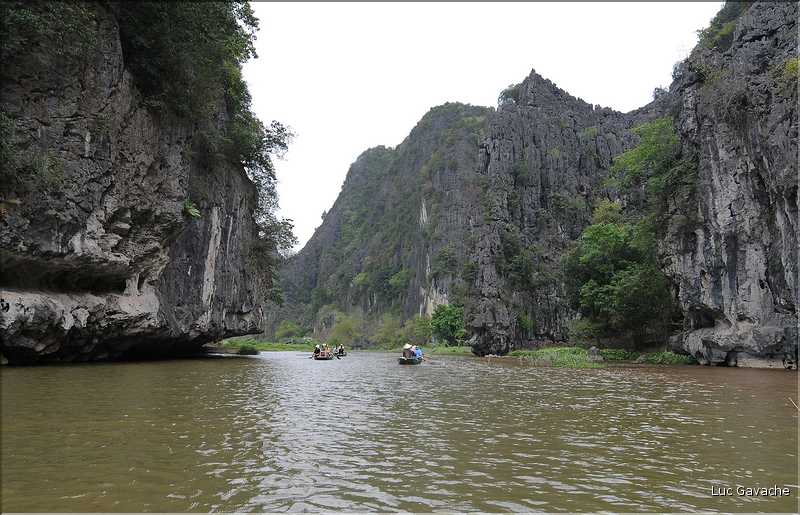 La baie d'Halong terrestre est parsemée de pitons calcaires, de grottes, de rizières, de scènes de vie, etc... (3)