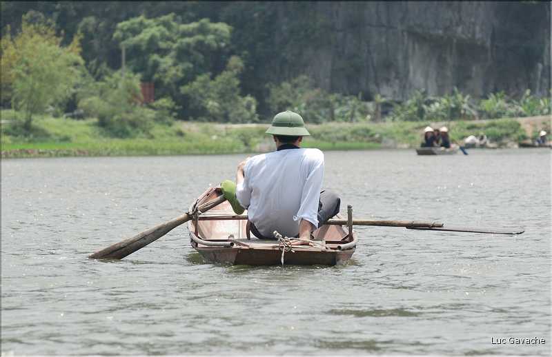 La baie d'Halong terrestre est parsemée de pitons calcaires, de grottes, de rizières, de scènes de vie, etc... (4)