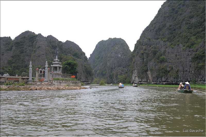 La baie d'Halong terrestre est parsemée de pitons calcaires, de grottes, de rizières, de scènes de vie, etc... (5)