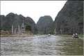 La baie d'Halong terrestre est parsemée de pitons calcaires, de grottes, de rizières, de scènes de vie, etc... (5)