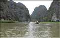 La baie d'Halong terrestre est parsemée de pitons calcaires, de grottes, de rizières, de scènes de vie, etc... (6)