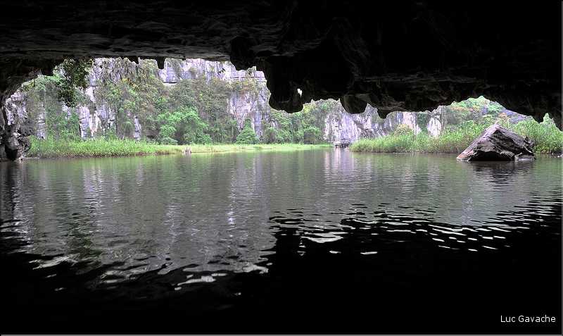 La baie d'Halong terrestre est parsemée de pitons calcaires, de grottes, de rizières, de scènes de vie, etc... (7)