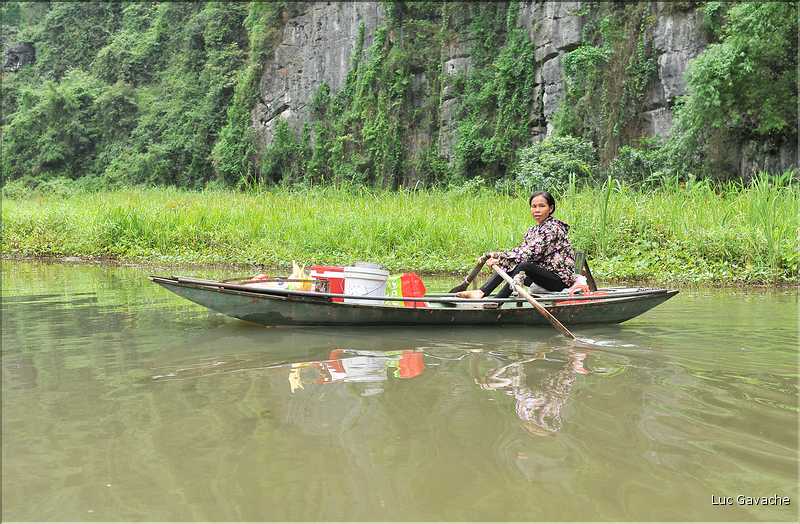 La baie d'Halong terrestre est parsemée de pitons calcaires, de grottes, de rizières, de scènes de vie, etc... (9)